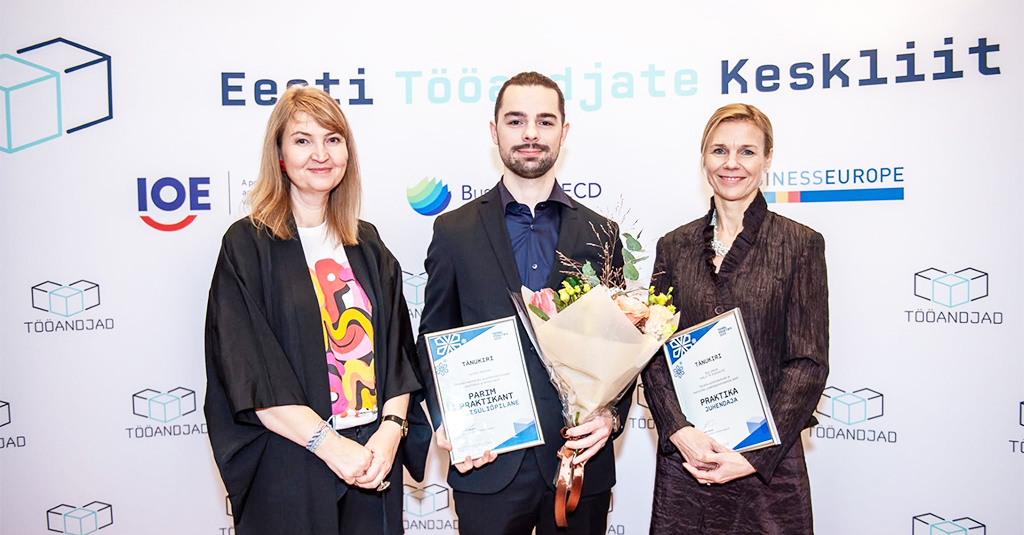 Liina Viies (vasakul), Lasse Leminsky (keskel) ja Riia Sillave (paremal) "Parim praktika 2025" auhinnagalal /