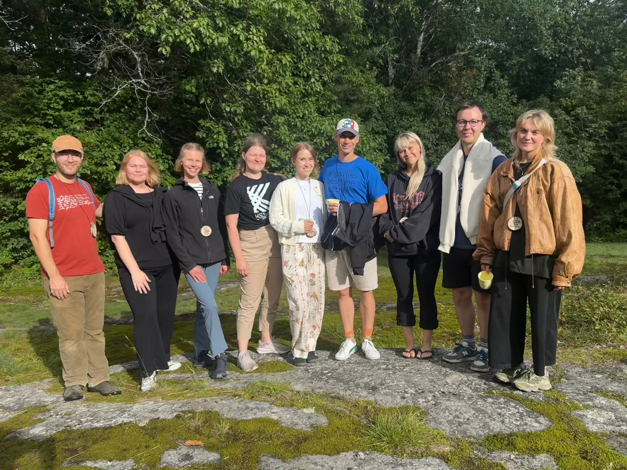 Enamus noored Metsaülikool 2026 osalejad (vasakult paremale):  Lachlan Bell (Austraalia), Tuuli-Emily Liivat (Soome), Annika Tork (Kanada), Anel Neumann (Eesti), Lii Schmidt (Tšehhi), Martin Tikk (Eesti), Marili Schmidt (Šveits), Reijo Roos (Soome), Kaisa Kasekamp (Kanada)